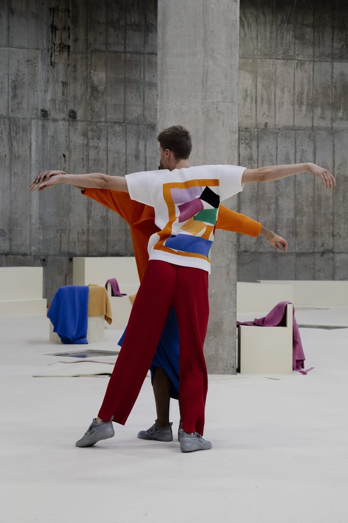 Homme Plissé Issey Miyake fait dialoguer le plissé et les papiers découpés de Matisse 26 Finale 01