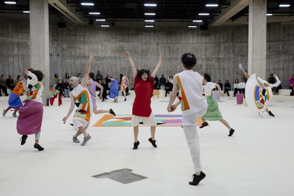 Homme Plissé Issey Miyake fait dialoguer le plissé et les papiers découpés de Matisse 27 Finale 02