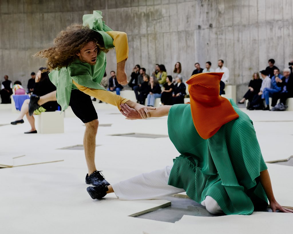 Homme Plissé Issey Miyake fait dialoguer le plissé et les papiers découpés de Matisse 28 Finale 03