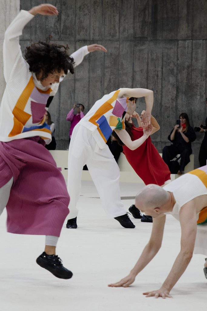 Homme Plissé Issey Miyake fait dialoguer le plissé et les papiers découpés de Matisse 30 Finale 05
