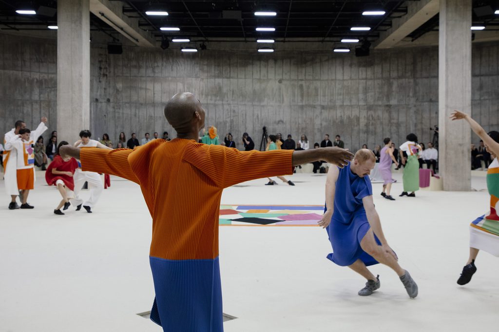 Homme Plissé Issey Miyake fait dialoguer le plissé et les papiers découpés de Matisse 32 Finale 07
