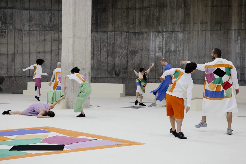 Homme Plissé Issey Miyake fait dialoguer le plissé et les papiers découpés de Matisse 33 Finale 08