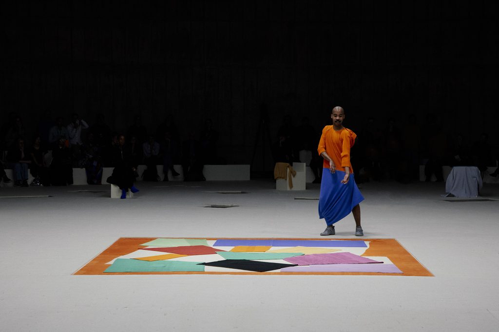 Homme Plissé Issey Miyake fait dialoguer le plissé et les papiers découpés de Matisse 34 Finale 09