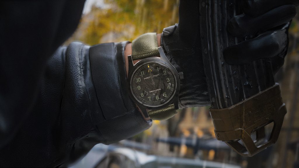 Hamilton retourne au front avec une deuxième montre Call of Duty 34 Hamilton Khaki Field H69469930 In game still 1