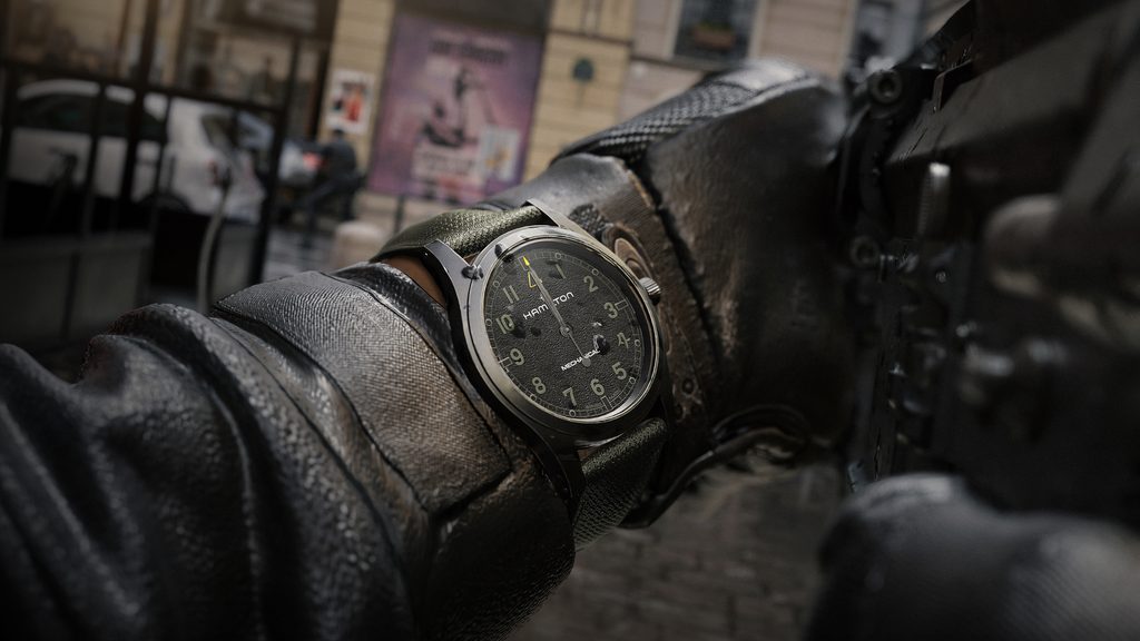 Hamilton retourne au front avec une deuxième montre Call of Duty 35 Hamilton Khaki Field H69469930 In game still 2