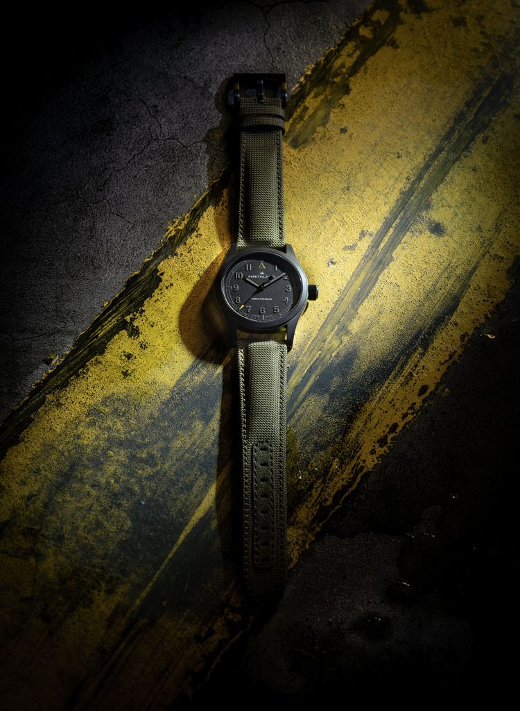 Hamilton retourne au front avec une deuxième montre Call of Duty 36 Hamilton Khaki Field H69469930 lifestyle 1