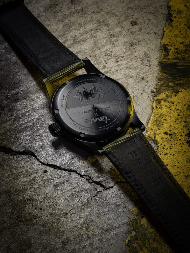 Hamilton retourne au front avec une deuxième montre Call of Duty 37 Hamilton Khaki Field H69469930 lifestyle 2 768x1024 1