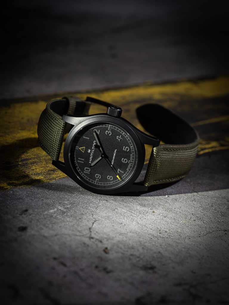 Hamilton retourne au front avec une deuxième montre Call of Duty 38 Hamilton Khaki Field H69469930 lifestyle 3