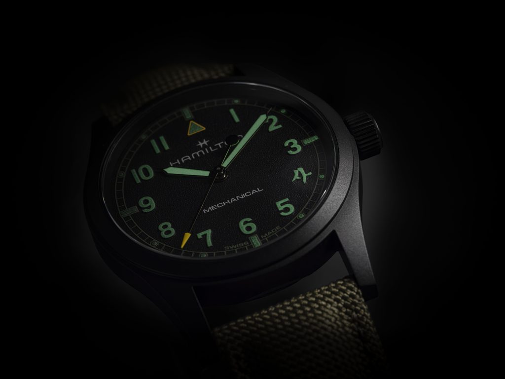 Hamilton retourne au front avec une deuxième montre Call of Duty 39 Hamilton Khaki Field H69469930 lifestyle 4