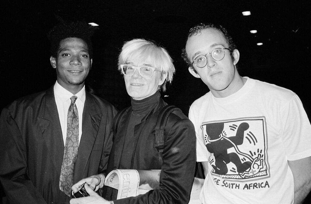 Opera Gallery Paris raconte l'amitié plutôt que la carrière de Warhol, Basquiat et Haring 27 Jean Michel Basquiat Andy Warhol and Keith Haring photographed by Roxanne Lowit 1985