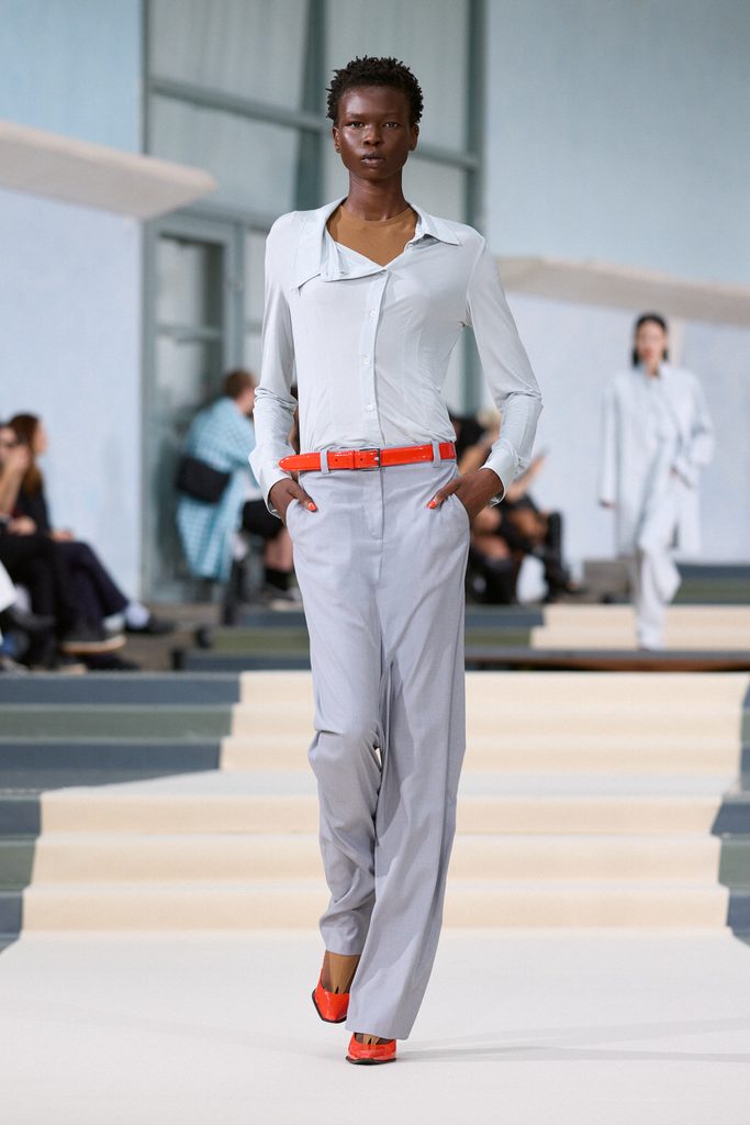 Julie Kegels, ou l'art de porter la pesanteur 25 Julie Kegels ss27 runway press look 01