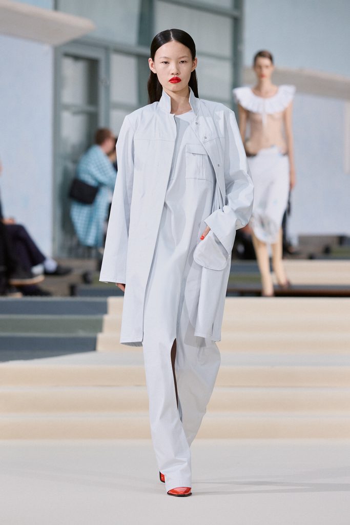 Julie Kegels, ou l'art de porter la pesanteur 26 Julie Kegels ss27 runway press look 02