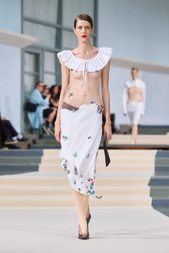 Julie Kegels, ou l'art de porter la pesanteur 27 Julie Kegels ss27 runway press look 03