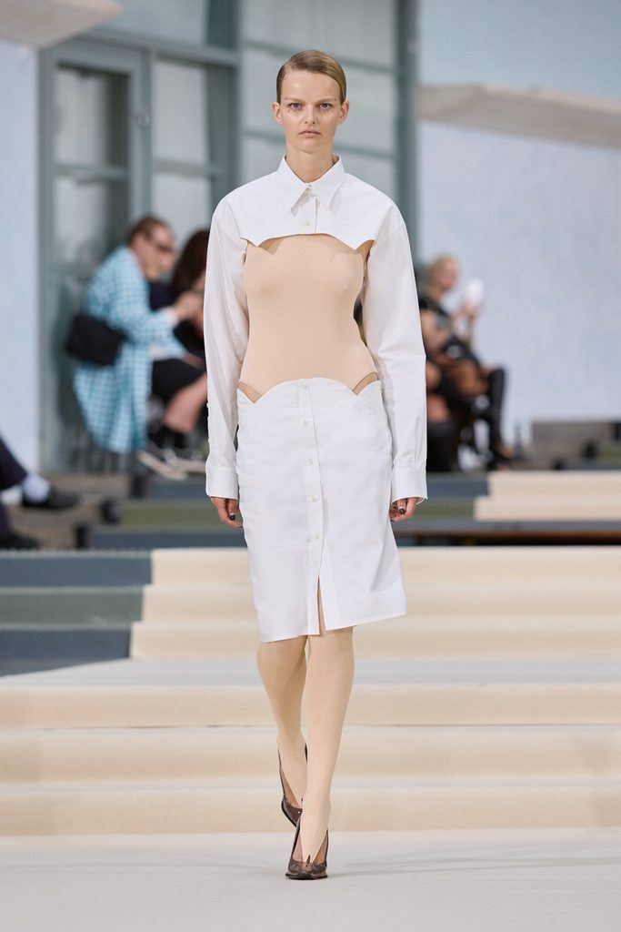 Julie Kegels, ou l'art de porter la pesanteur 28 Julie Kegels ss27 runway press look 04