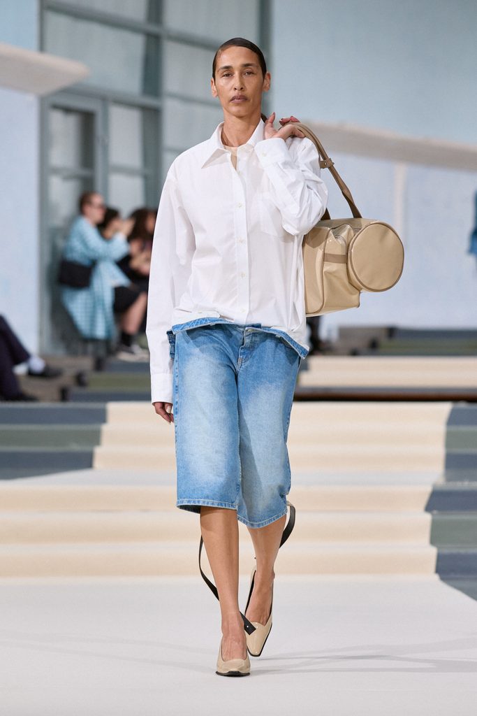 Julie Kegels, ou l'art de porter la pesanteur 29 Julie Kegels ss27 runway press look 05