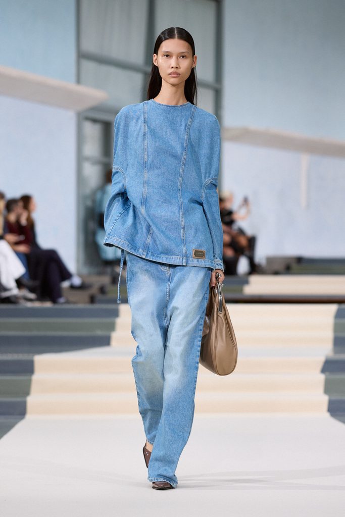 Julie Kegels, ou l'art de porter la pesanteur 30 Julie Kegels ss27 runway press look 06