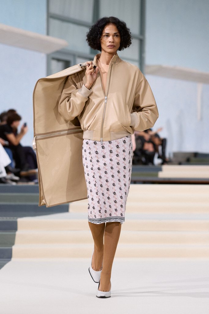 Julie Kegels, ou l'art de porter la pesanteur 34 Julie Kegels ss27 runway press look 10