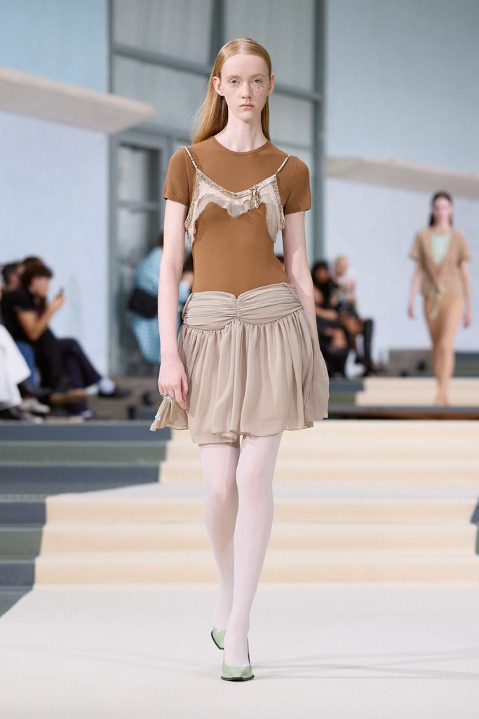 Julie Kegels, ou l'art de porter la pesanteur 35 Julie Kegels ss27 runway press look 11