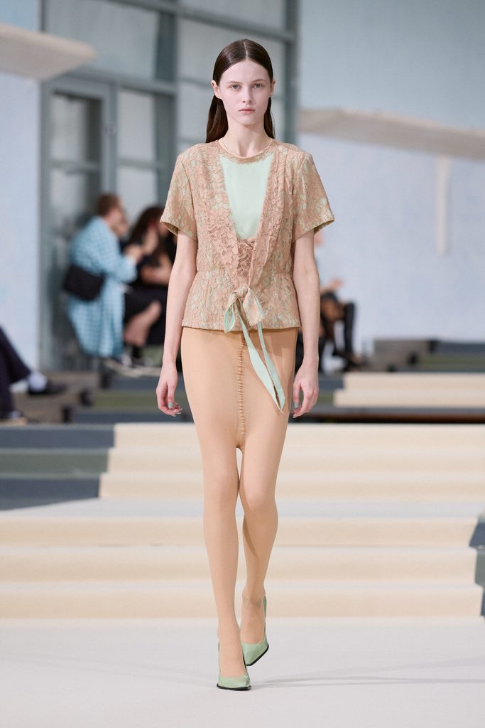 Julie Kegels, ou l'art de porter la pesanteur 36 Julie Kegels ss27 runway press look 12