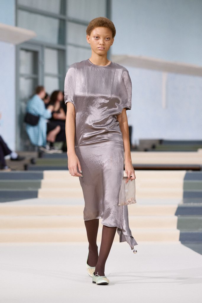 Julie Kegels, ou l'art de porter la pesanteur 37 Julie Kegels ss27 runway press look 13