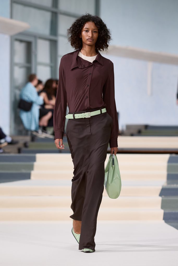 Julie Kegels, ou l'art de porter la pesanteur 38 Julie Kegels ss27 runway press look 14
