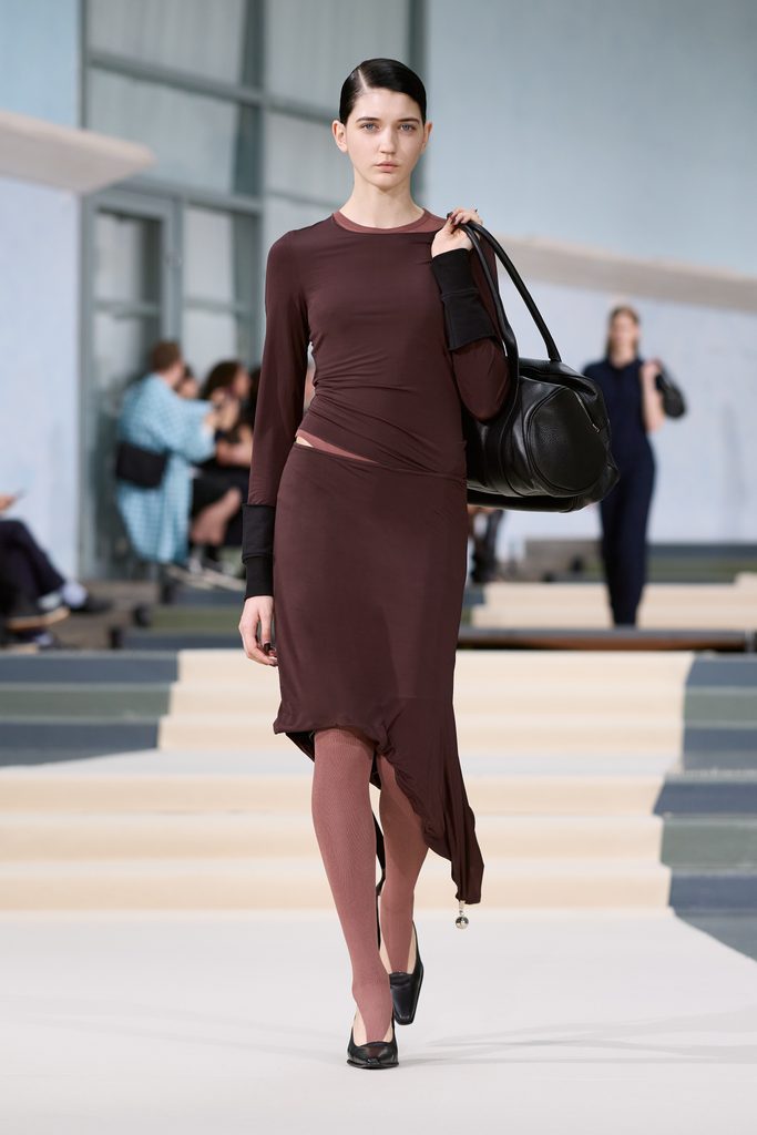 Julie Kegels, ou l'art de porter la pesanteur 39 Julie Kegels ss27 runway press look 15