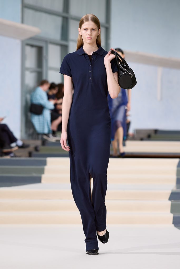 Julie Kegels, ou l'art de porter la pesanteur 40 Julie Kegels ss27 runway press look 16