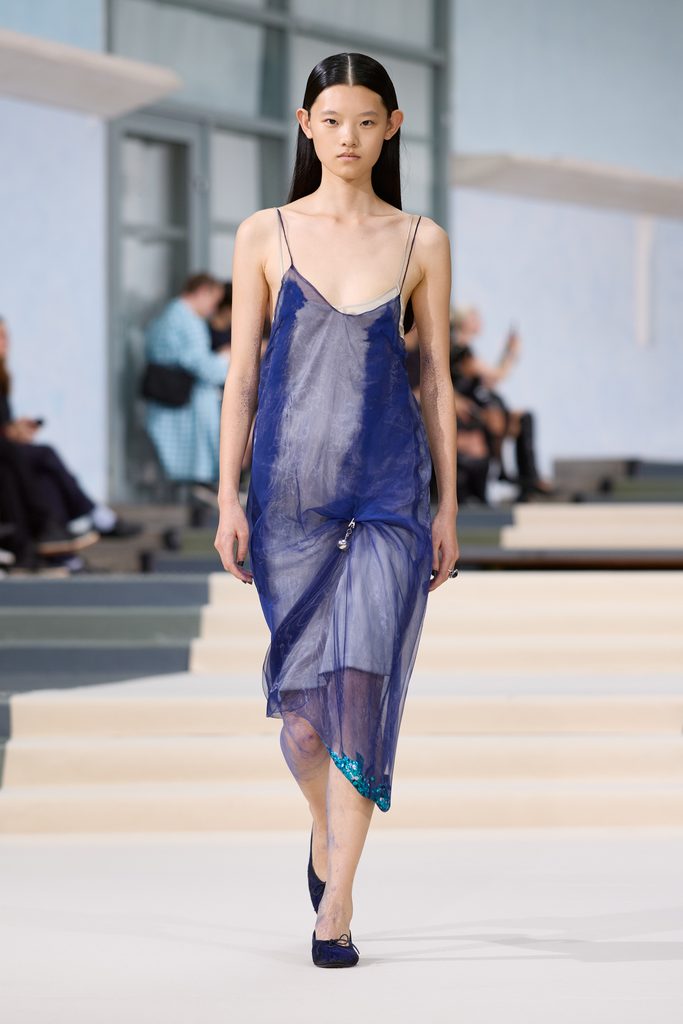 Julie Kegels, ou l'art de porter la pesanteur 41 Julie Kegels ss27 runway press look 17