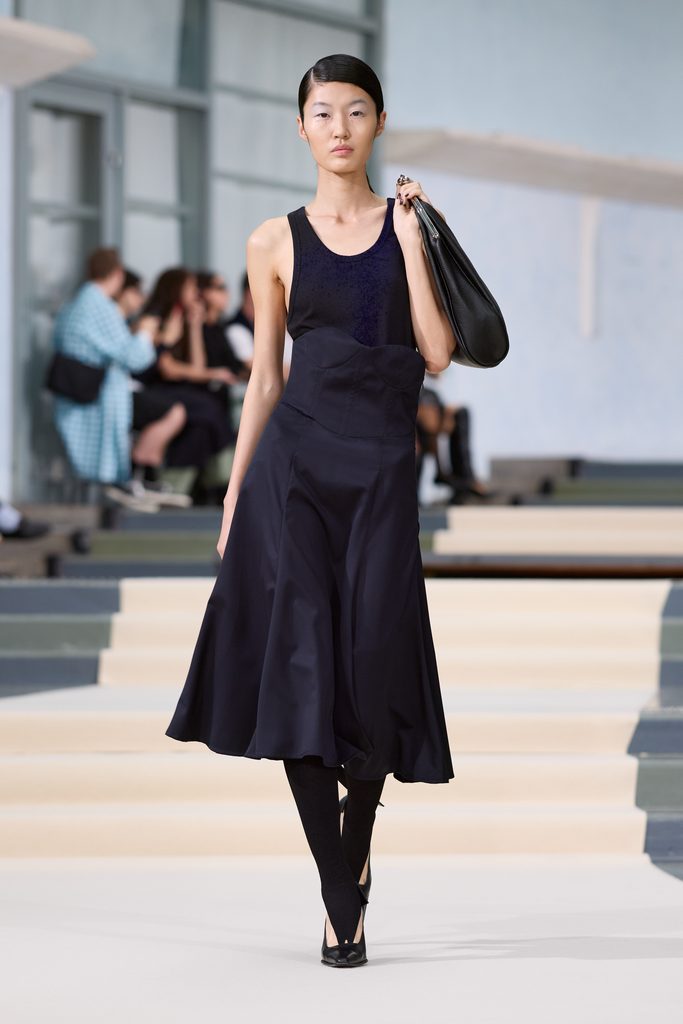 Julie Kegels, ou l'art de porter la pesanteur 42 Julie Kegels ss27 runway press look 18