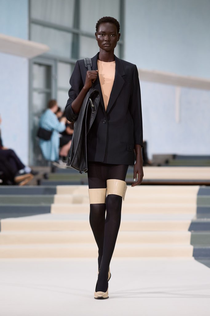 Julie Kegels, ou l'art de porter la pesanteur 43 Julie Kegels ss27 runway press look 19