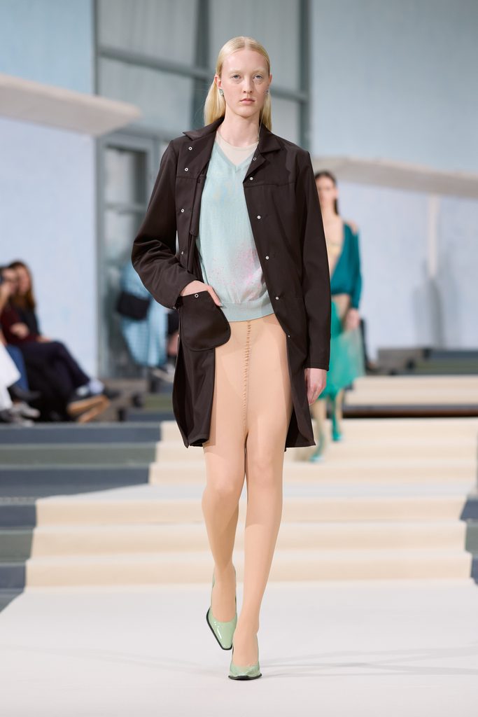 Julie Kegels, ou l'art de porter la pesanteur 44 Julie Kegels ss27 runway press look 20