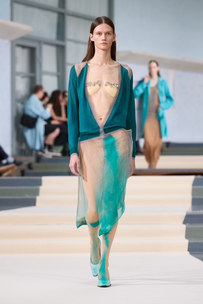 Julie Kegels, ou l'art de porter la pesanteur 45 Julie Kegels ss27 runway press look 21