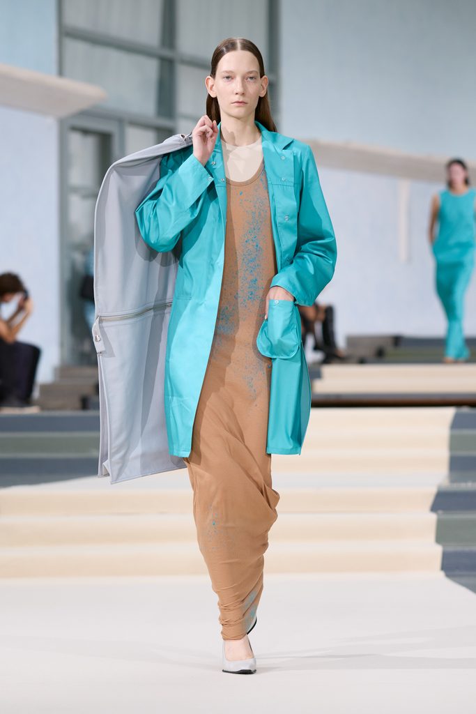 Julie Kegels, ou l'art de porter la pesanteur 46 Julie Kegels ss27 runway press look 22