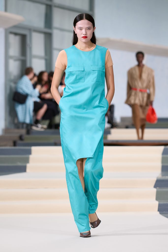 Julie Kegels, ou l'art de porter la pesanteur 47 Julie Kegels ss27 runway press look 23