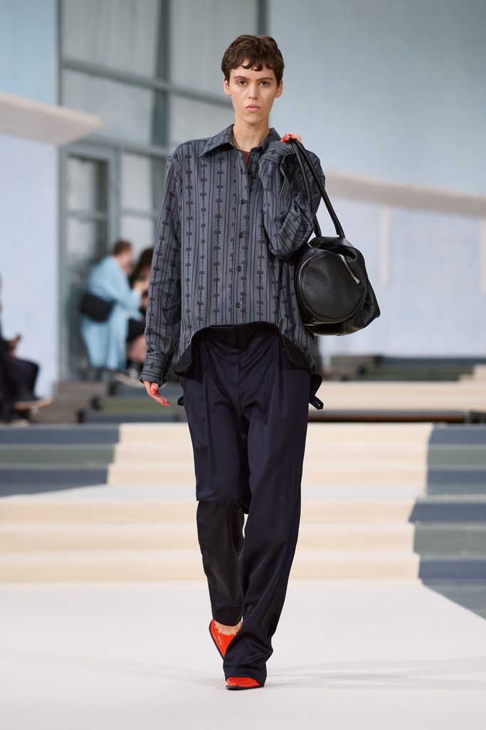Julie Kegels, ou l'art de porter la pesanteur 49 Julie Kegels ss27 runway press look 25