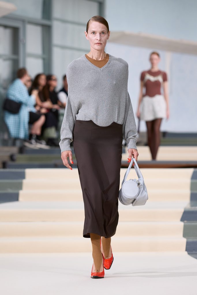 Julie Kegels, ou l'art de porter la pesanteur 50 Julie Kegels ss27 runway press look 26