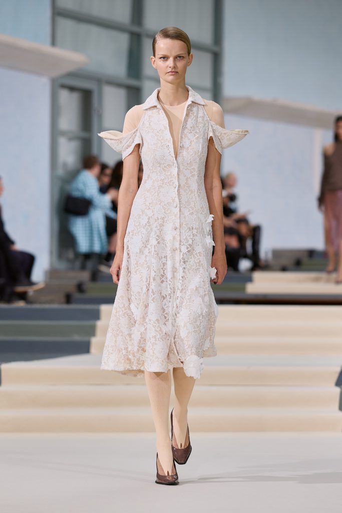 Julie Kegels, ou l'art de porter la pesanteur 52 Julie Kegels ss27 runway press look 28