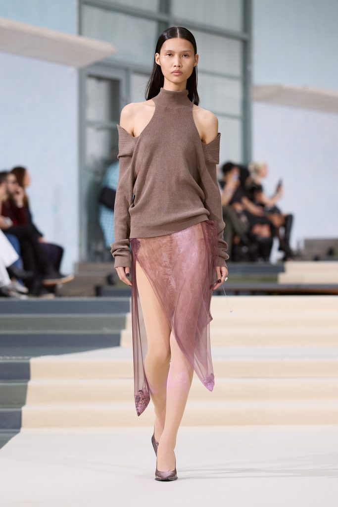 Julie Kegels, ou l'art de porter la pesanteur 53 Julie Kegels ss27 runway press look 29