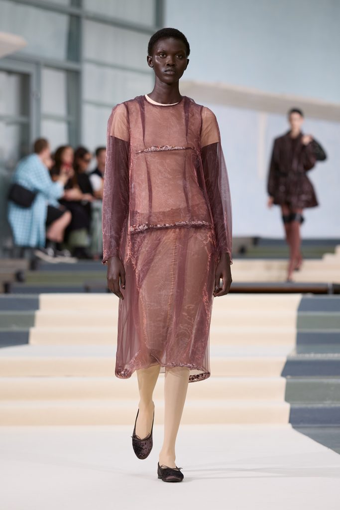 Julie Kegels, ou l'art de porter la pesanteur 54 Julie Kegels ss27 runway press look 30
