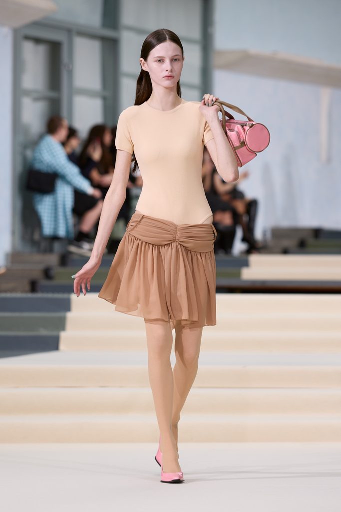 Julie Kegels, ou l'art de porter la pesanteur 56 Julie Kegels ss27 runway press look 32