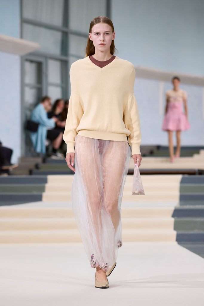 Julie Kegels, ou l'art de porter la pesanteur 57 Julie Kegels ss27 runway press look 33