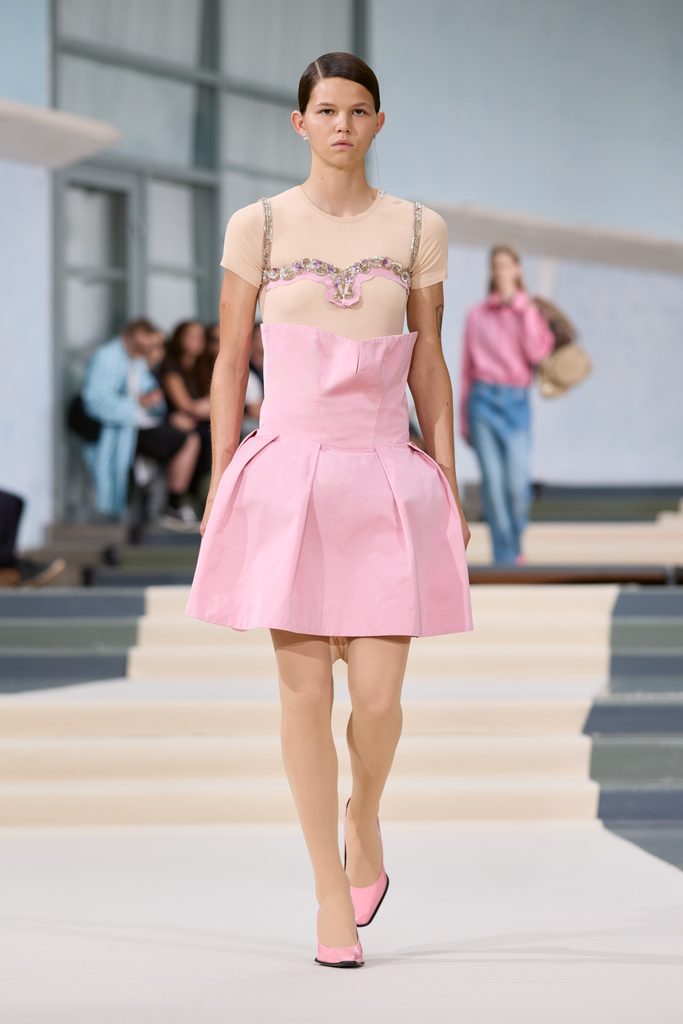 Julie Kegels, ou l'art de porter la pesanteur 58 Julie Kegels ss27 runway press look 34