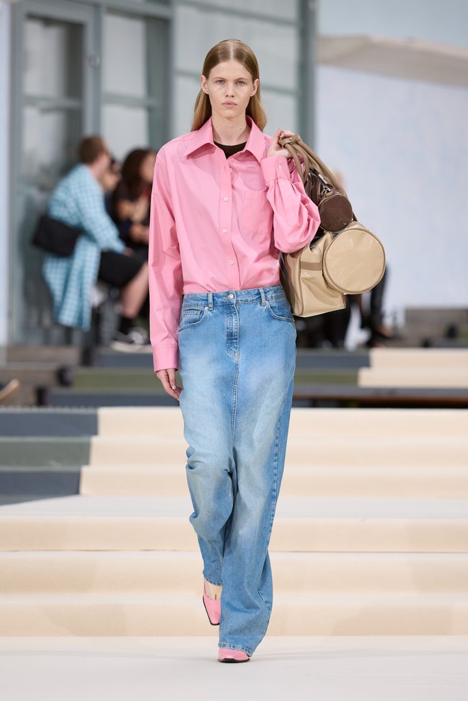 Julie Kegels, ou l'art de porter la pesanteur 59 Julie Kegels ss27 runway press look 35