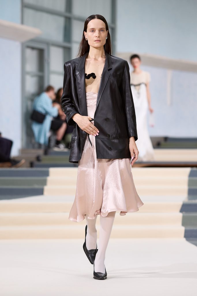 Julie Kegels, ou l'art de porter la pesanteur 60 Julie Kegels ss27 runway press look 36