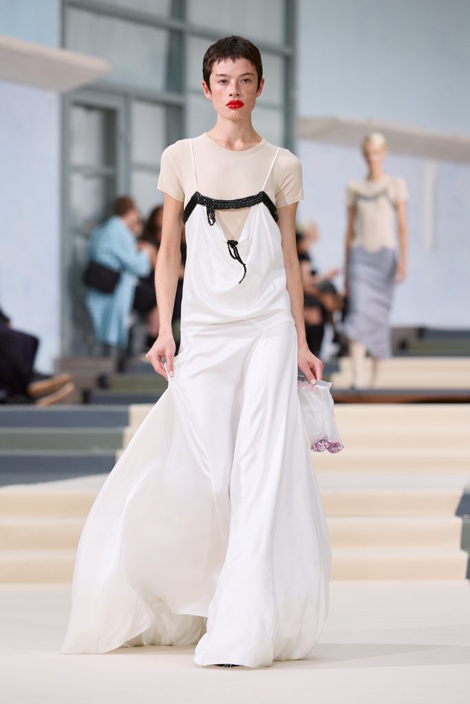Julie Kegels, ou l'art de porter la pesanteur 61 Julie Kegels ss27 runway press look 37