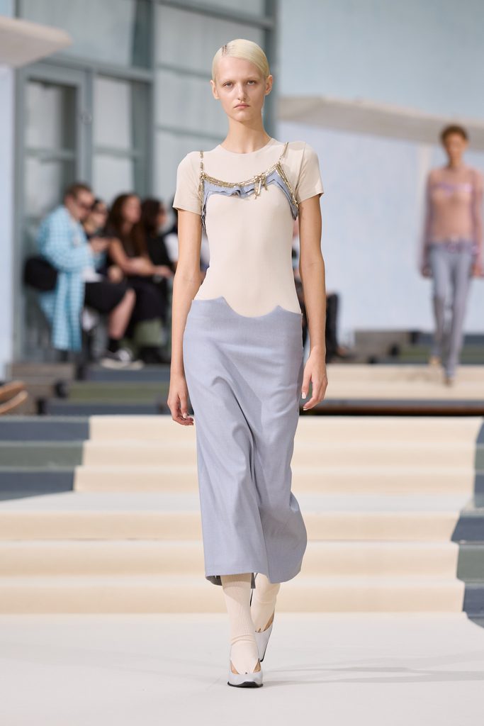Julie Kegels, ou l'art de porter la pesanteur 62 Julie Kegels ss27 runway press look 38