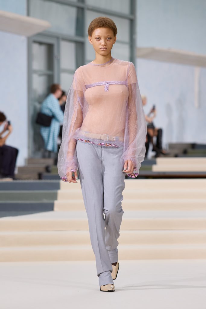 Julie Kegels, ou l'art de porter la pesanteur 63 Julie Kegels ss27 runway press look 39