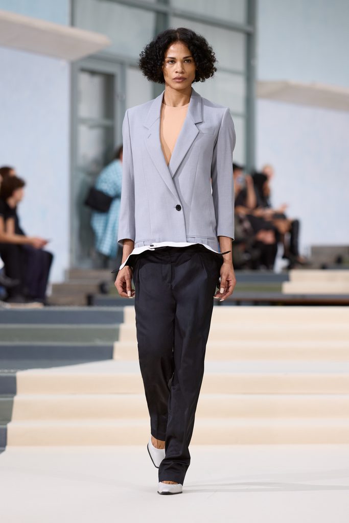 Julie Kegels, ou l'art de porter la pesanteur 64 Julie Kegels ss27 runway press look 40