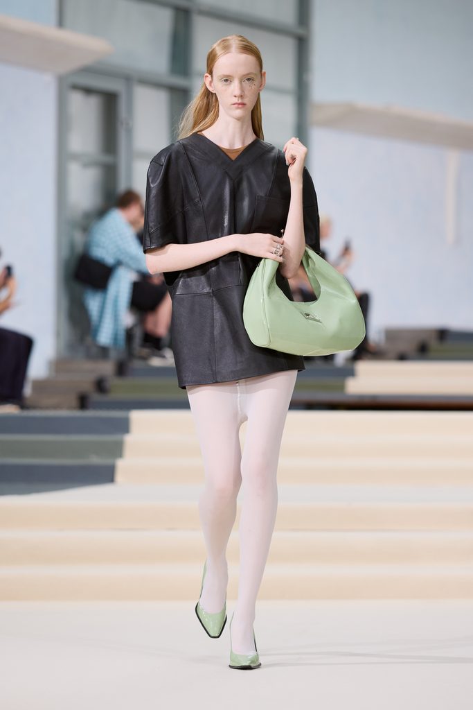 Julie Kegels, ou l'art de porter la pesanteur 65 Julie Kegels ss27 runway press look 41