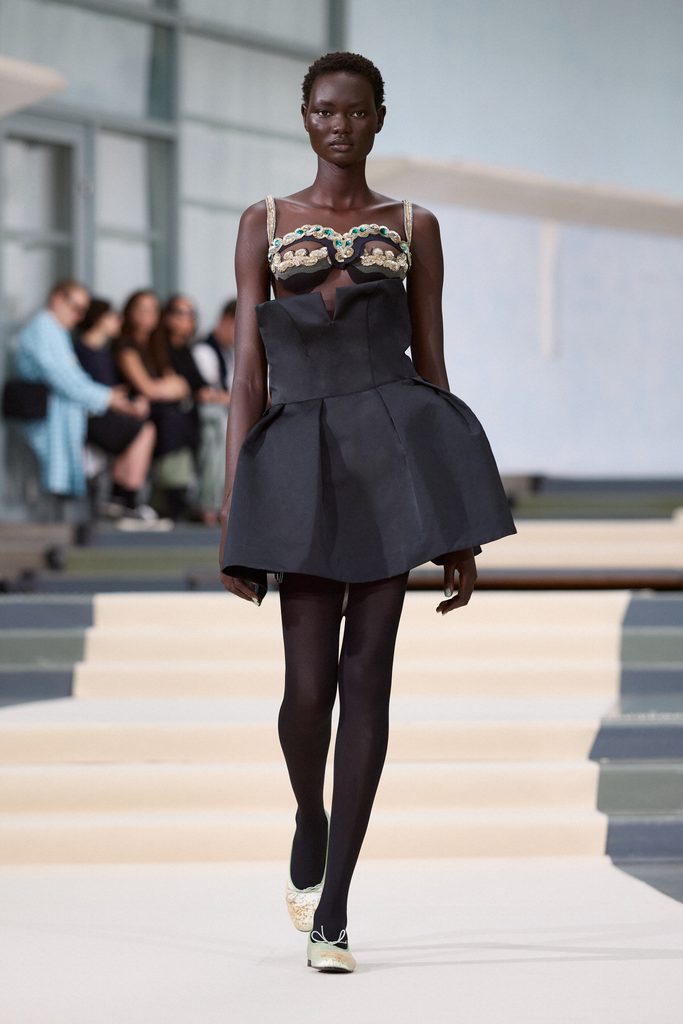 Julie Kegels, ou l'art de porter la pesanteur 66 Julie Kegels ss27 runway press look 42